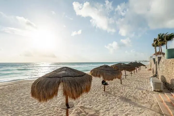 Large House With Pool In Cancun For Big Groups